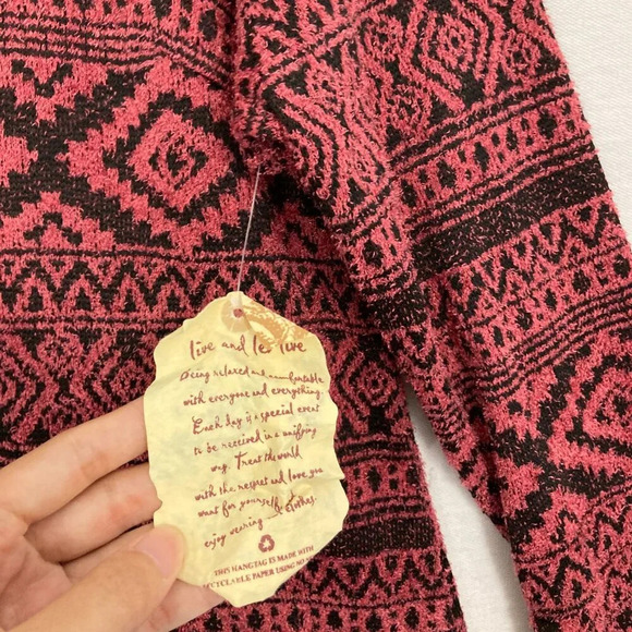 New One World Red Black Southwestern Print Fuzzy Stretch Pullover Top Large - Picture 4 of 10